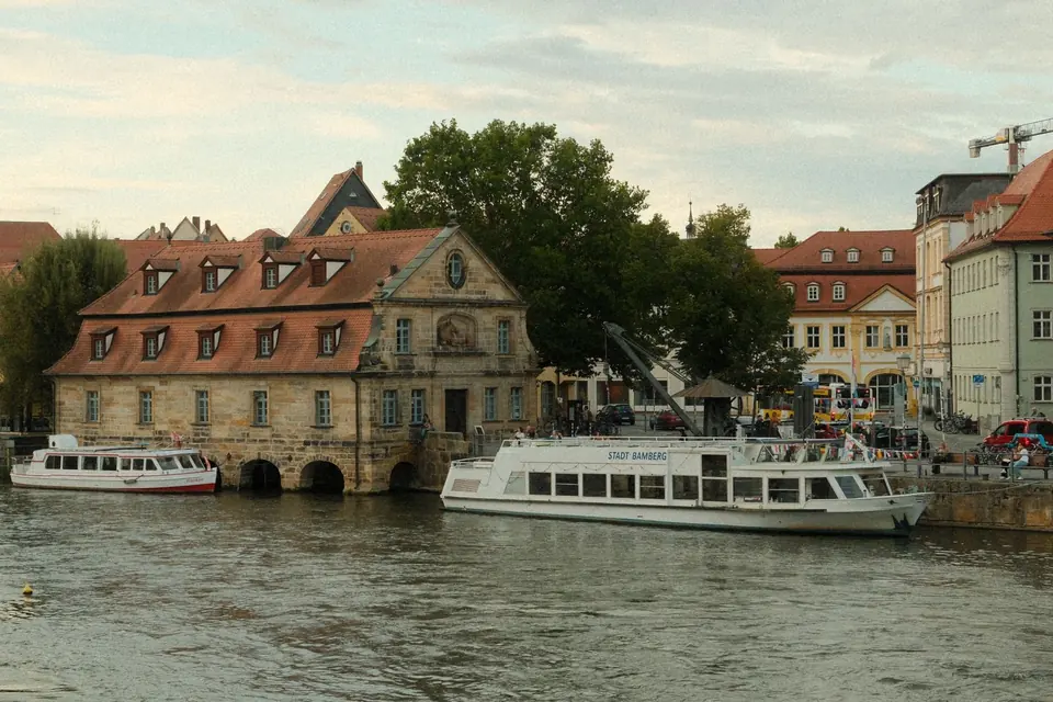 Entdecken Sie die malerische Architektur am Flussufer von Bamberg, Deutschland, mit bezaubernden historischen Details.