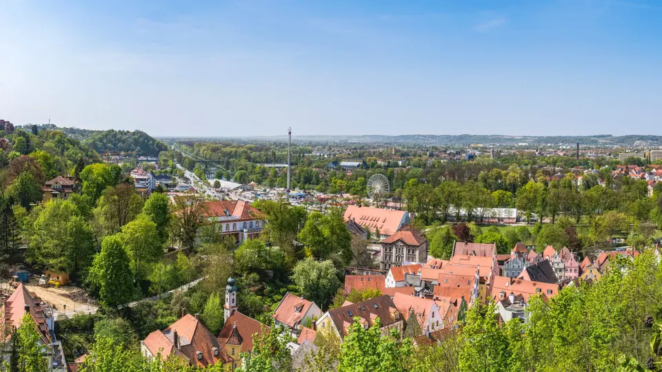 Panoramablick auf Landshut, der die traditionelle Architektur der Stadt und die grünen Landschaften zeigt.
